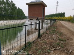 太原水庫(kù)防護(hù)網(wǎng) 河道隔離柵 浸塑護(hù)欄網(wǎng)量大優(yōu)惠